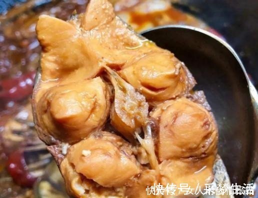 玄子|炖鱼时,别只会用醋去腥,教你一招好方法,炖好的鱼肉鲜美不腥