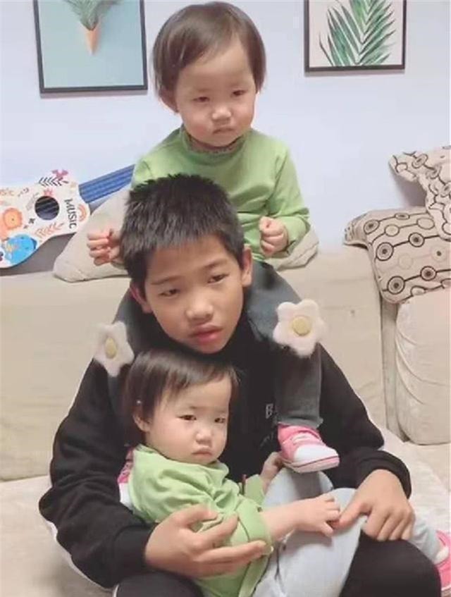 双胞胎|男孩想要个妹妹,妈妈一口气生下两个妹妹,男孩:还能退货吗?