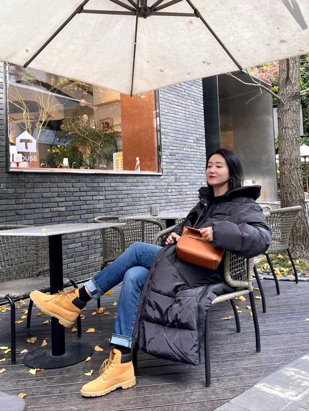 修身牛仔裤|寒冷的冬季怎么穿?羽绒服的搭配思路总结好了,穿出优雅时髦