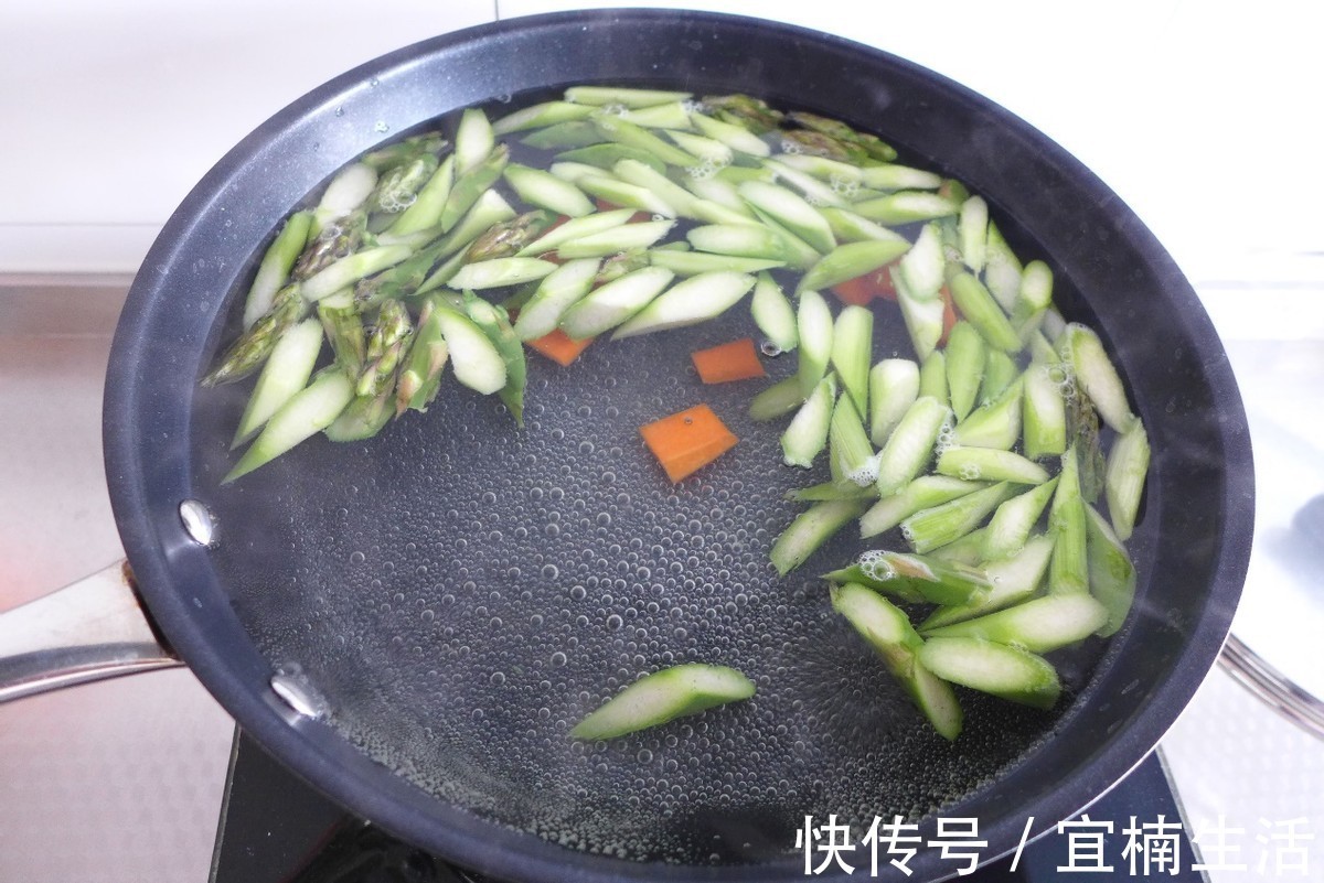 虾仁|芦笋和虾仁的完美组合，随手一炒，鲜美下饭，清爽解腻