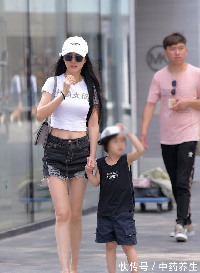 长腿 长腿搭配时髦的短裤,配上时髦的短裤,会让整体看上去苗条而苗条!