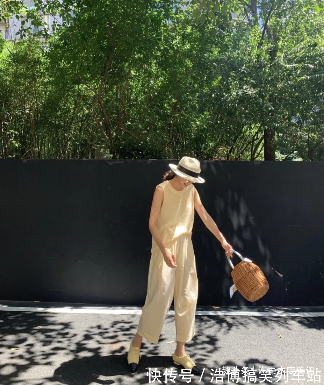 裤子 五六十岁女人尽量少穿黑裤子,多穿这5种裤子,好看又不老气!