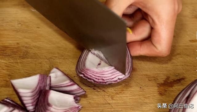 青椒籽|2个鸡蛋,1个洋葱,教你做最解馋的家常小炒,好看又好吃,超下饭