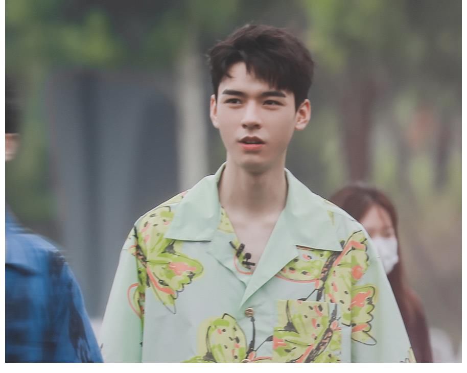龚俊|中餐厅5再出路透,路人镜头下的周也好甜,龚俊花蝴蝶衬衫好绝