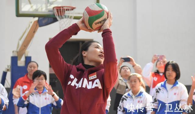 两人头|女排前队长忙撸铁!拉起144斤杠铃动作标准,与儿子合影母爱爆棚