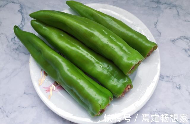手把手教你做煎酿青椒，每次去饭店必点的菜，10块钱能做一大盘