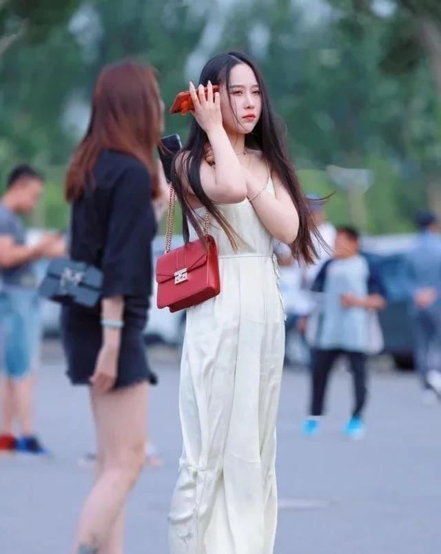 亮点|街拍;穿超薄吊带长裙,风来了,亮点也就来了