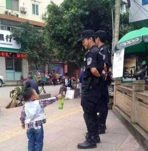 |搞笑图片幽默段子笑话孩子，看你挺有绘画天赋，长大想当画家