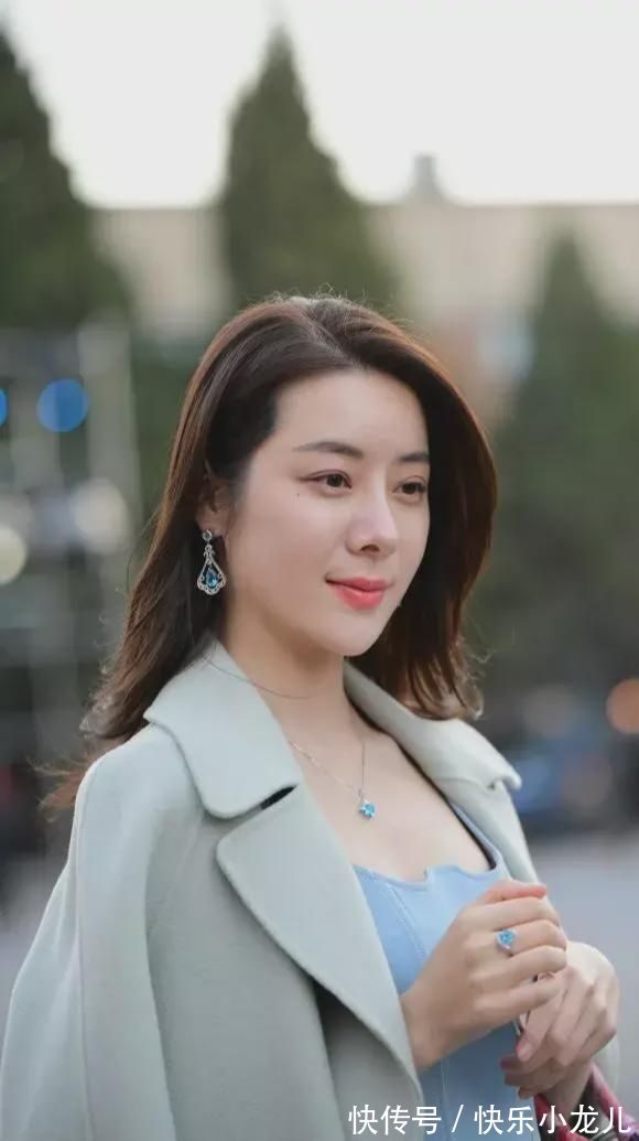 蔷薇 淡蓝色连衣裙配呢大衣,清新优雅穿搭,小姐姐气质优雅又知性