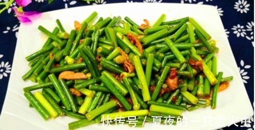 凉开水|炒蒜苔时,最好不要直接下锅炒,饭店都这样做,蒜苔香脆更入味