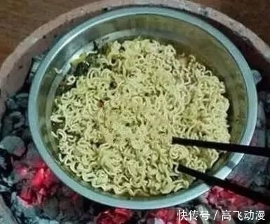 轻松|轻松一刻：妹子，你这么拼命玩跳箱，想想裤子的感受……