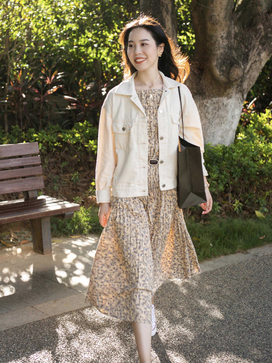 风格|秋季,基础款怎么穿出高级感?外套搭配碎花裙清新减龄,优雅随性