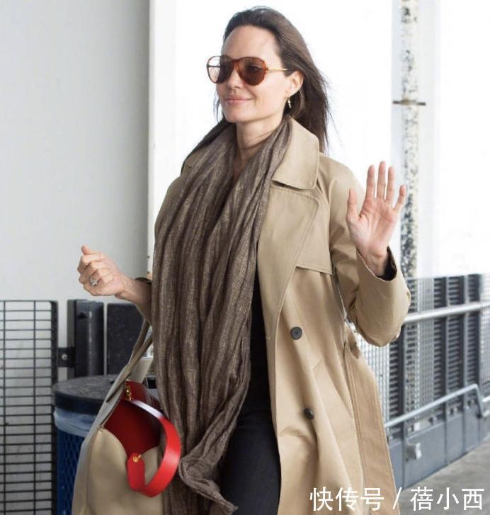 安吉丽娜·朱莉气质太高级,简单穿风衣配围巾出街,就气场开挂