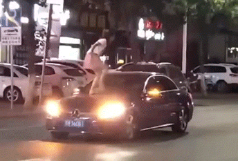 |搞笑GIF趣图:姑娘,下来吧,别把车子踩坏了!