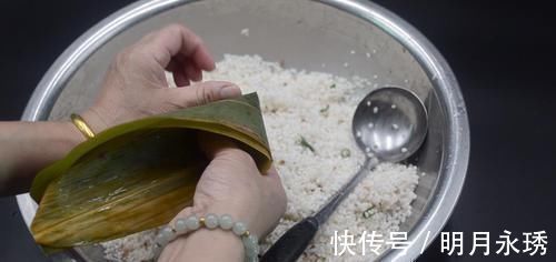 不会包粽子?小伙慢动作讲解,一卷一捏一盖,手法简单,一看就会