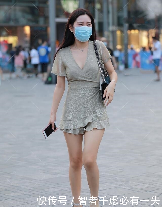 一身银灰色连衣裙,搭配黑色精致包包,气质优雅又有魅力