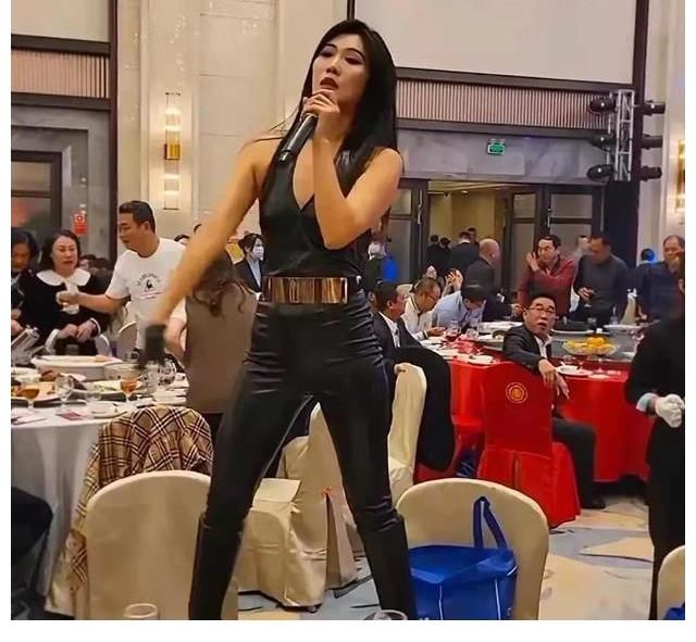 王蓉被曝在小縣城演出，穿低領(lǐng)裝站在凳子上表演，引起熱議