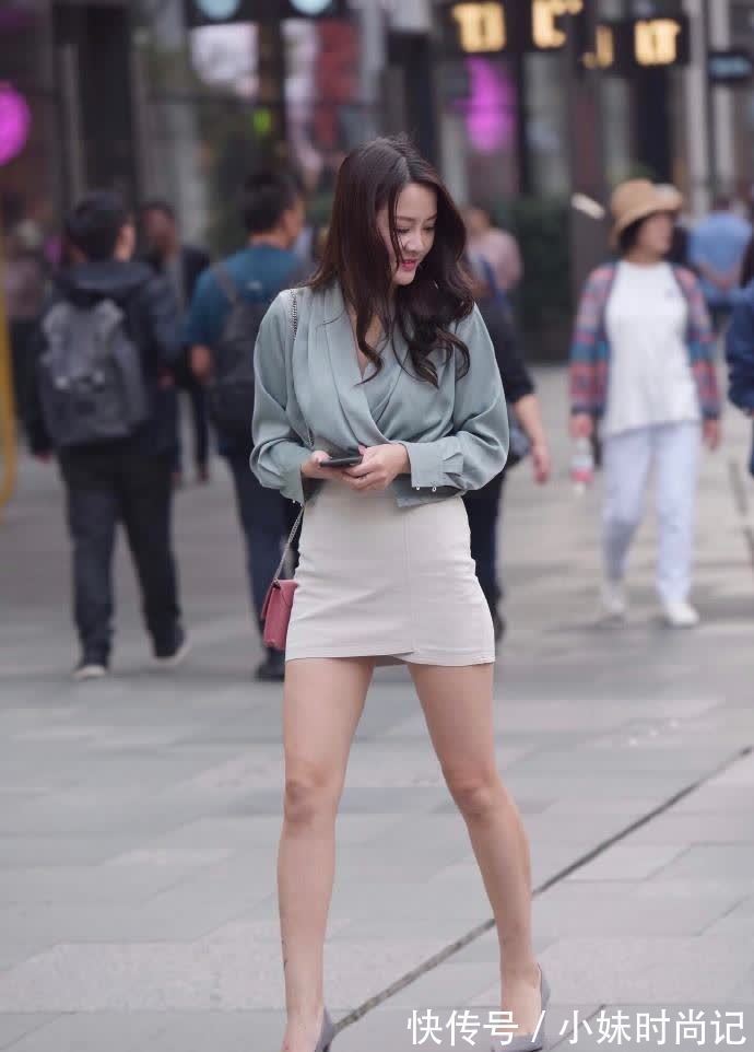 服饰 街拍:着一身浅色的服饰,做一个优雅的女人