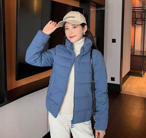 难怪今年不兴羽绒服，原来流行这“小棉服”，保暖又洋气超嫩美