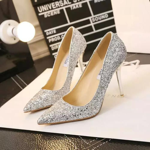 美脚搭美鞋，挑一双最适合校园舞会搭配的最纯透明亮晶高跟鞋