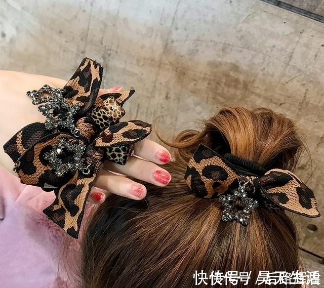 发圈|建议女人:出门别扎丸子头了,落伍了!“低马尾”都学起来,减龄