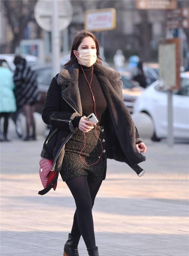 冬天可以选择黑色穿搭,黑色要搭配出层次感,要注意服装材质