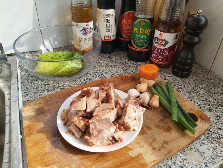 下饭又下酒的黄瓜拌猪头肉,简单拌一拌就上桌,清脆爽口真好吃