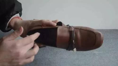 包装纸|鞋子挤脚？老司机教你2招，学会后鞋子怎么穿都舒服！