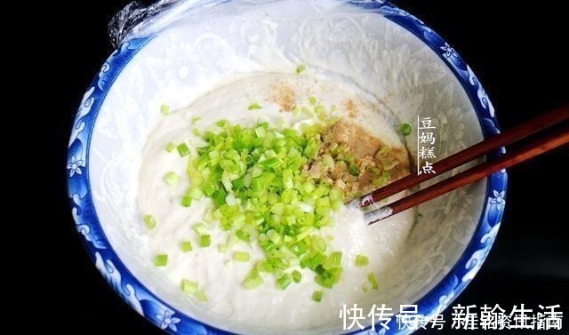 搅拌均匀|手不沾面，教你做葱花饼，早起5分钟搞定，越放越香软