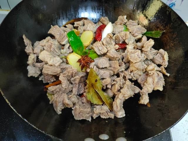 牛肉|炖牛肉时,很多人忽略了几个细节,难怪牛肉口感发硬不软烂