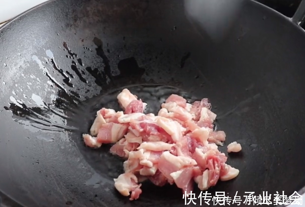 卤面怎么蒸才好吃，原来做法诀窍这么简单，一次蒸一大锅都不够吃