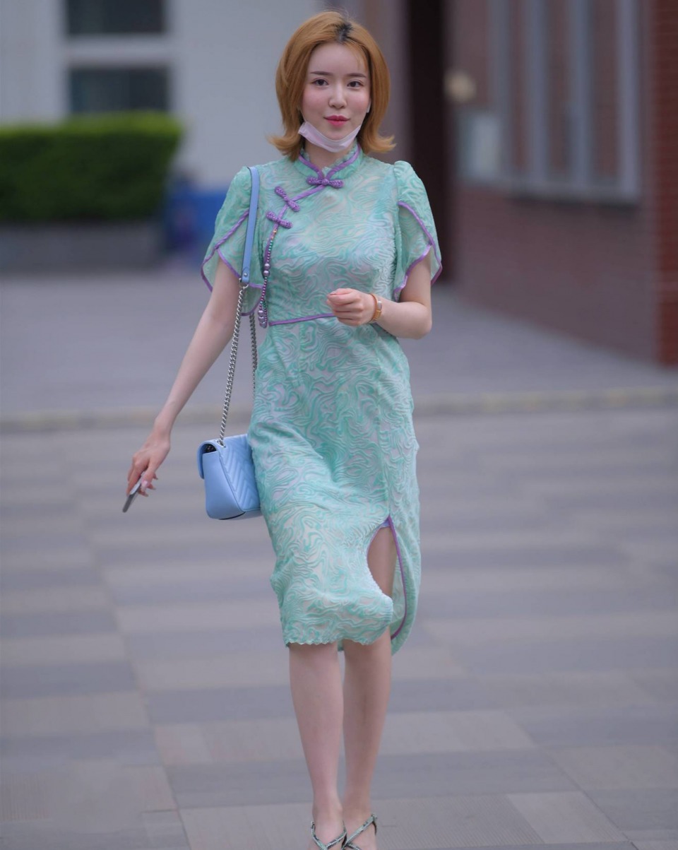 女人|美女街拍:气质脱俗的小姐姐,时尚穿搭浅绿色连衣裙,尽显女人味十足
