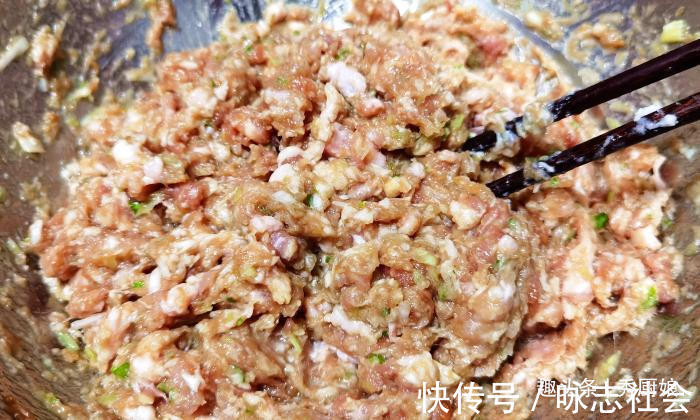 老师傅|包白菜饺子时,记住老师傅的“2放2不放”,饺子鲜嫩多汁,特好吃