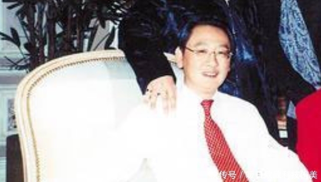 窗帘|农村穷小子,靠卖窗帘年赚5亿,却英年早逝,留下800套房产