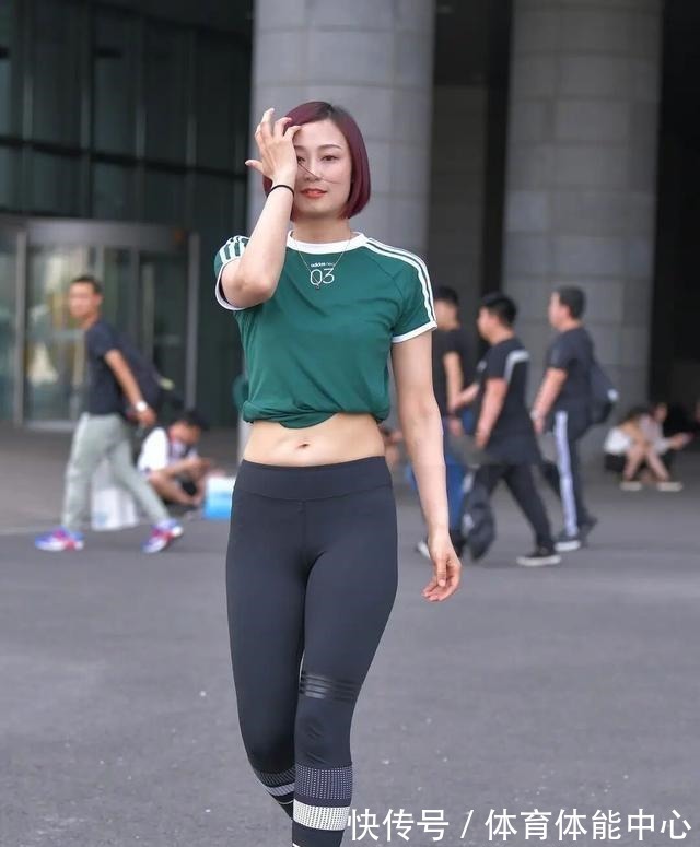 包臀型 清秀可人的瑜伽裤美女,简单搭配就能让造型美感进阶,显瘦增高!