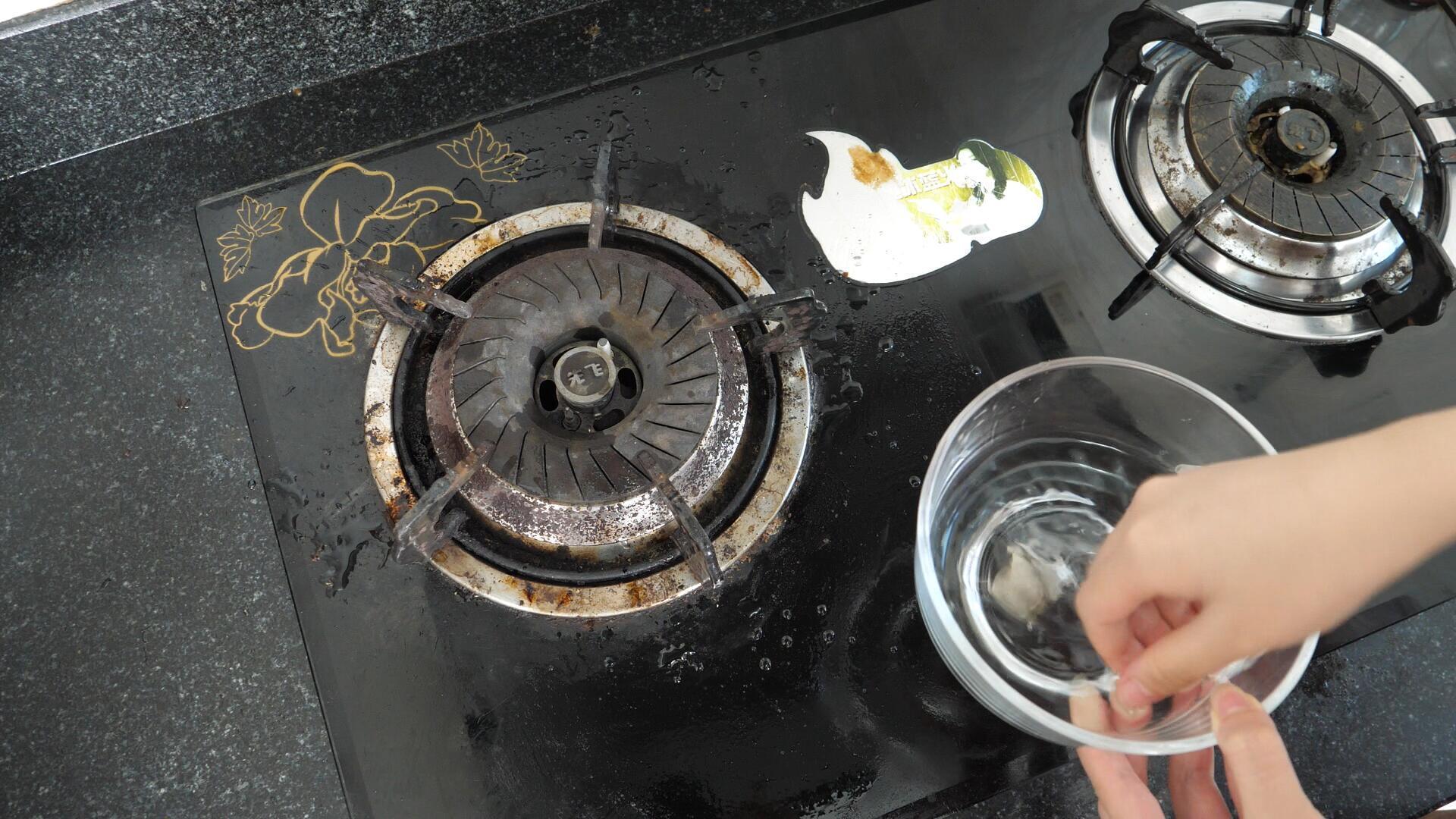 燃气灶台别用清洁球擦了,教你两个小窍门,两分钟擦得跟新的一样