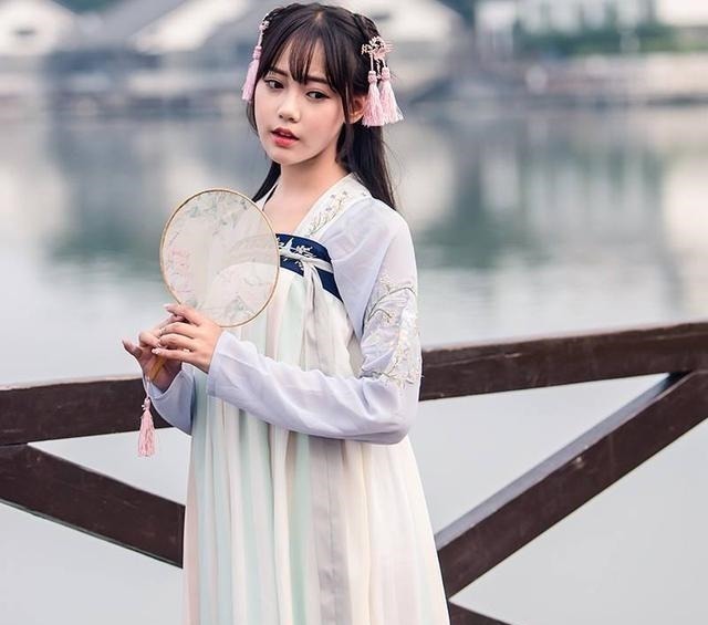 情诗!白居易40岁为初恋写的情诗,第1句人人会写,整首读完却拍案叫绝!