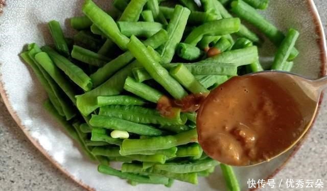 豆角与芝麻酱是好“搭档”,清爽爽口,酱汁飘香四溢