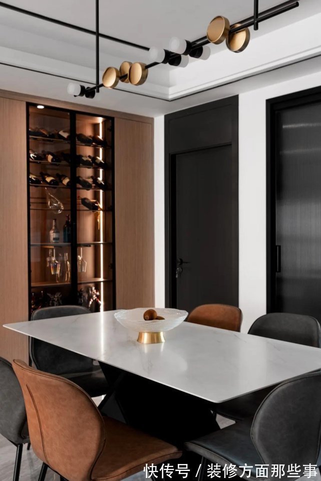 二厅|129平现代风四居室,在灰色空间汇总加入木质元素,更加有温度