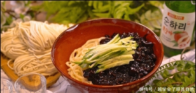 炸酱面一学就会,复刻韩国大厨做法,超美味酱香浓郁,懒人必备