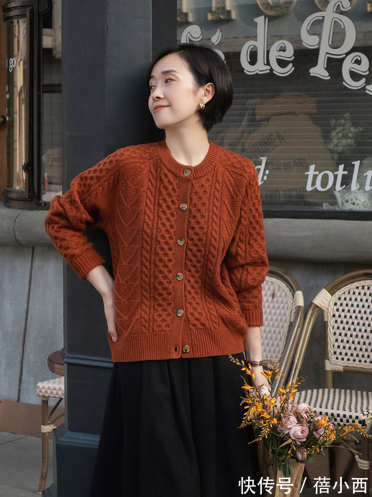 早冬|早冬如何穿才优雅?搭配组合“针织开衫+半身裙”,内搭外穿都美