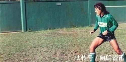 巴西队|“球王”卡洛斯不会踢球却签约20支球队,靠演技踢了26年0进球!
