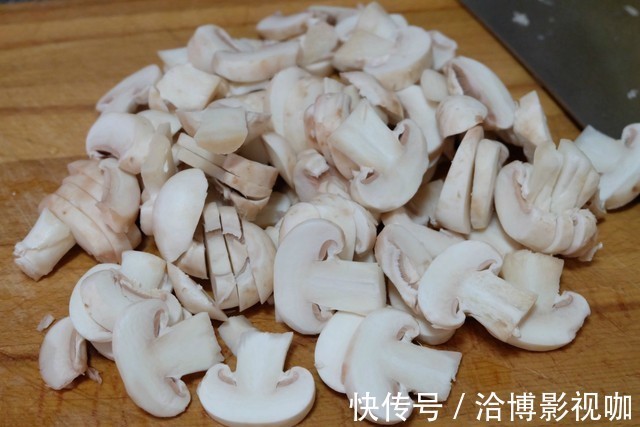 口蘑这个做法好,简单易学的快手家常菜,清爽鲜嫩,热量低不怕胖