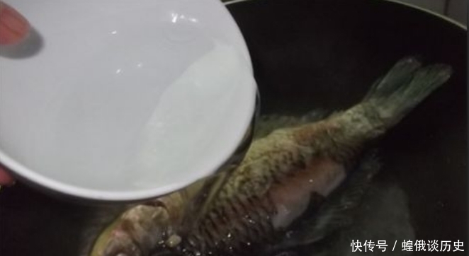 炖鱼汤,别只知道加水,多加一样东西,浓白不腥,一上桌连喝3碗