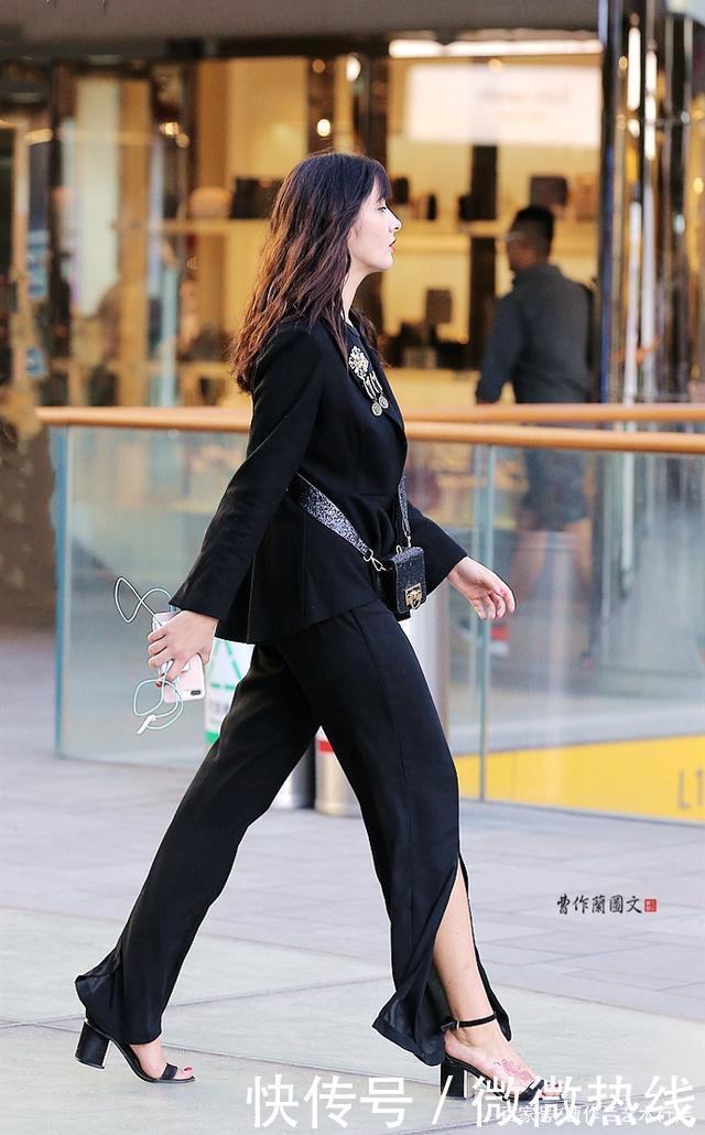 肥腿长裤很单调加上大开气设计,美女穿出青春活力和时髦精感觉