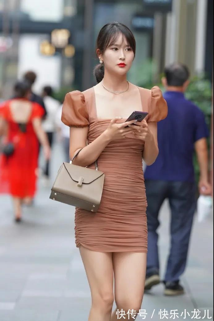 焦糖色 匆忙的人流中偶遇穿着焦糖色修身裙的女生,洋气时尚又清新显气质