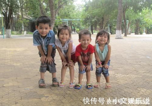 女孩|公交车上,4岁女孩的行为让乘客颤抖小小年纪怎么会这么狠