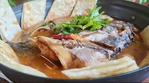  鱼头|秋冬这样吃，菜饭一锅出~鱼头泡饼