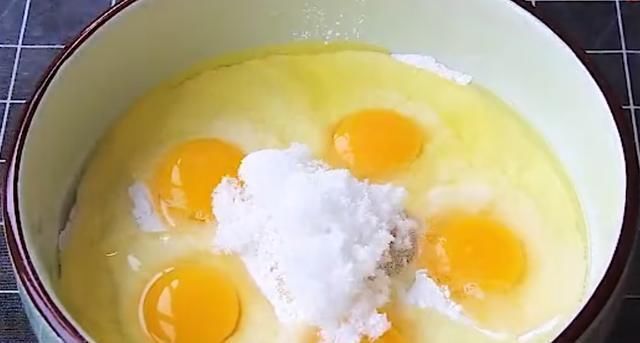 小孩儿|5个鸡蛋加1碗面粉,不用蒸不用烙,简单一做,出锅小孩儿馋哭了