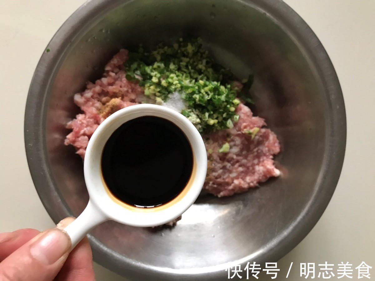 面皮|一咬嘎嘣脆的芹菜肉锅贴，个个酥脆鲜香，真解馋